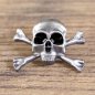 Preview: Piraten Pin - Totenkopf, gekreuzte Knochen, schwarze Augen