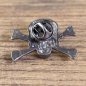 Preview: Piraten Pin - Totenkopf, gekreuzte Knochen, schwarze Augen