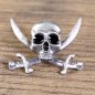 Preview: Piraten Pin - Totenkopf, gekreuzte Säbel, schwarze Augenhöhlen