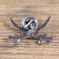 Preview: Piraten Pin - Totenkopf, gekreuzte Säbel, schwarze Augenhöhlen