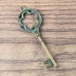 Preview: Hutschmuck "alter Schlüssel", Gothik-Blume mit grüner "Patina"