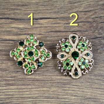 Broschen mit grünen Steinen, Gold