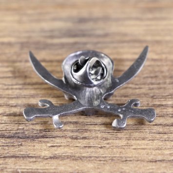 Piraten Pin - Totenkopf, gekreuzte Säbel, schwarze Augenhöhlen