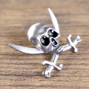 Piraten Pin - Totenkopf, gekreuzte Säbel, schwarze Augenhöhlen