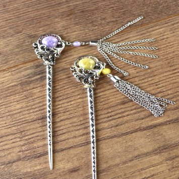 Haarnadel mit gelbem oder lila Stein und Kettenquaste