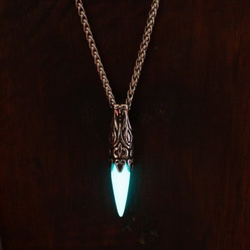 Preview: Halskette Wolfskopf mit leuchtender türkisen Spitze