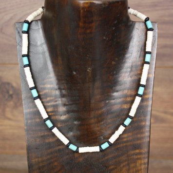 Halskette mit weißen und türkisen Steinen mit schwarzen Holzperlen
