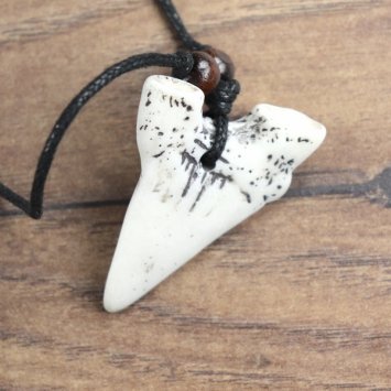 Preview: Amulett Hai Zahn, weiß