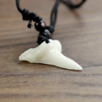 Amulett Haizahn, weiß