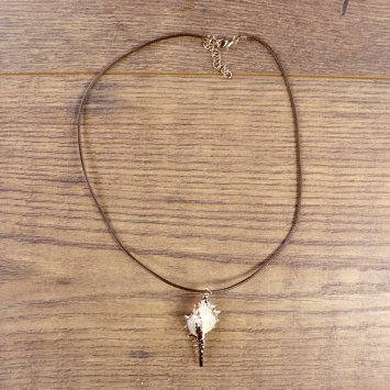 "Muschelkette", Stachelschnecken Gehäuse mit goldener Farbe