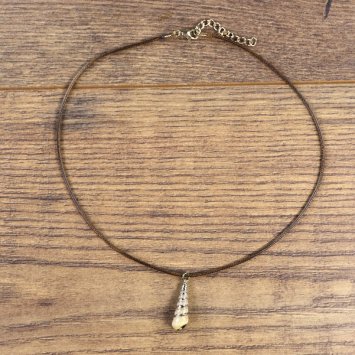 "Muschelkette", Turmschnecken Gehäuse mit goldener Farbe