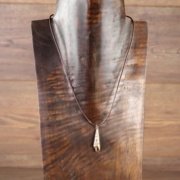 "Muschelkette", Turmschnecken Gehäuse mit goldener Farbe