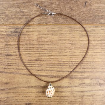 "Muschelkette", Wellhornschnecken Gehäuse mit goldener Farbe