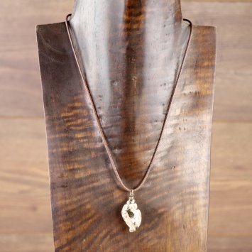 "Muschelkette", Wellhornschnecken Gehäuse mit goldener Farbe