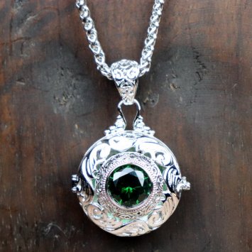 Halskette Medaillon mit grünem Stein