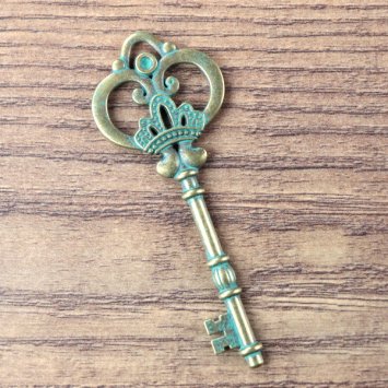 Hutschmuck "alter Schlüssel", "Krone und Herz" mit grüner "Patina"