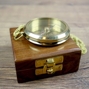 Kompass mit Kette, Holzbox und Ankergravur