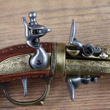 3 - Drehlauf Steinschloß Pistole mit 3 Pfannen, brauner Griff mit Vogelkopf, Messing - Replik
