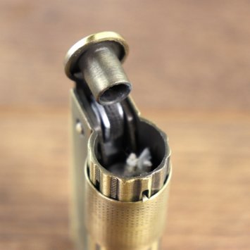 Sturmfeuerzeug in der Farbe Messing, Kupfer oder Silber