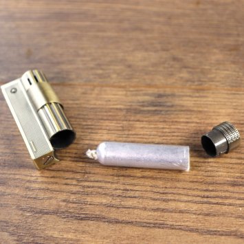 Sturmfeuerzeug in der Farbe Messing, Kupfer oder Silber