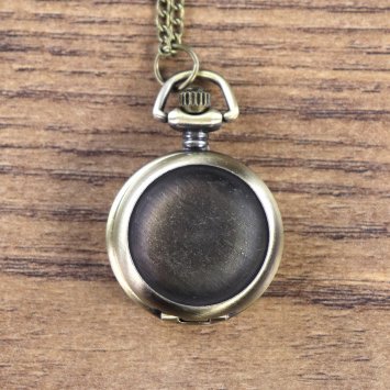 Kleine Taschenuhr, schlichter Deckel, Ziffernblatt mit arabischen Ziffern