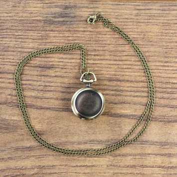 Kleine Taschenuhr, schlichter Deckel, Ziffernblatt mit arabischen Ziffern