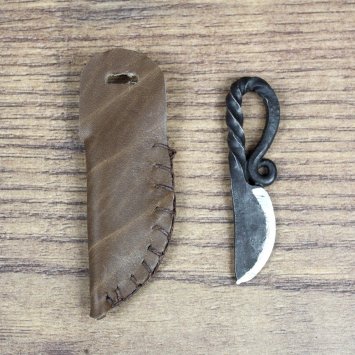 Kleines, handgeschmiedetes Messer mit Lederscheide
