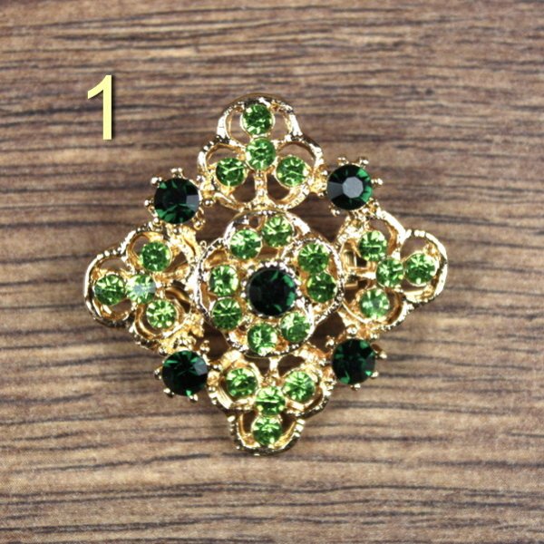 Broschen mit grünen Steinen, Gold