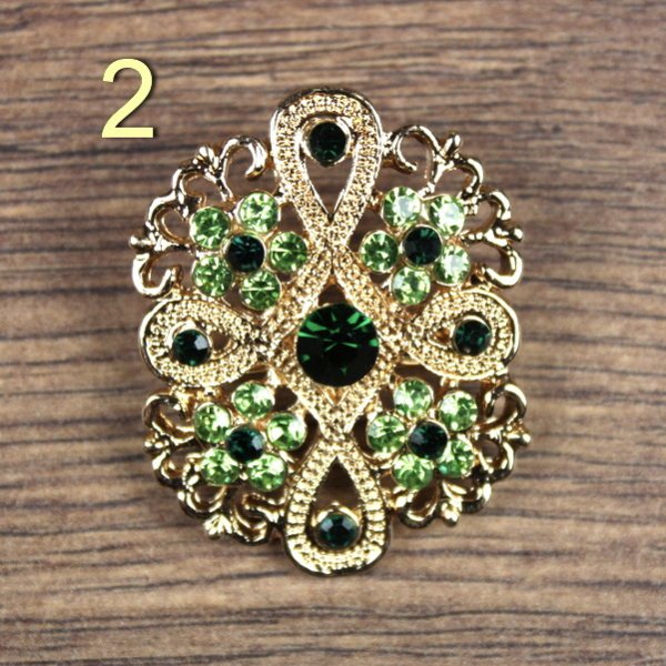 Broschen mit grünen Steinen, Gold