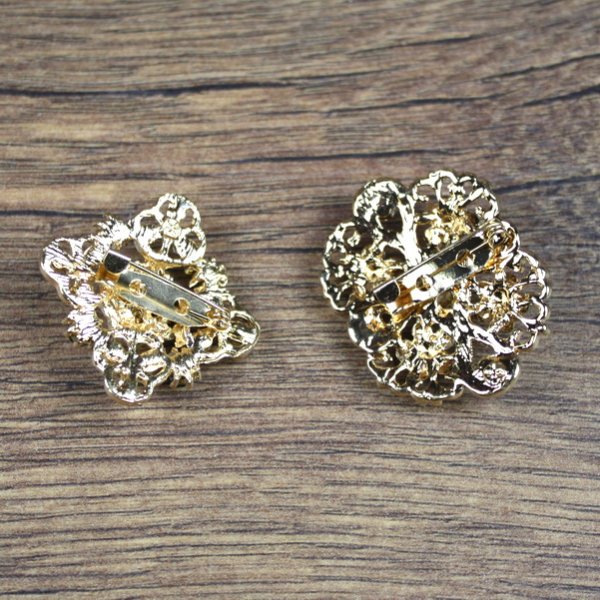 Broschen mit grünen Steinen, Gold