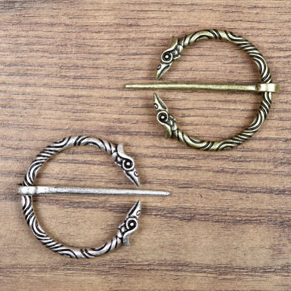 Fibel mit Raben Köpfen