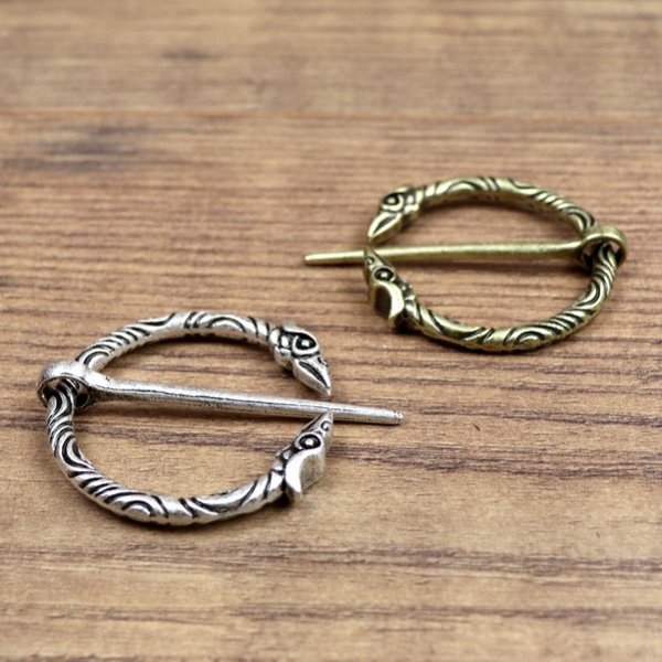 Fibel mit Raben Köpfen