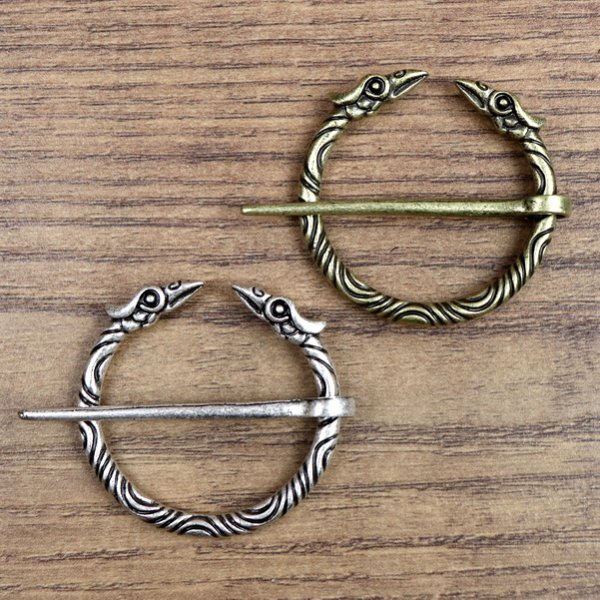 Fibel mit Raben Köpfen