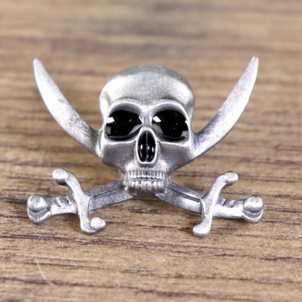 Piraten Pin - Totenkopf, gekreuzte Säbel, schwarze Augenhöhlen