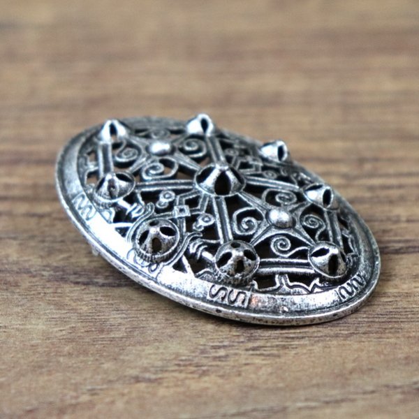 Schalenfibel "9 Zinnen, 2 Halbkugeln" - Farbe: Altsilber