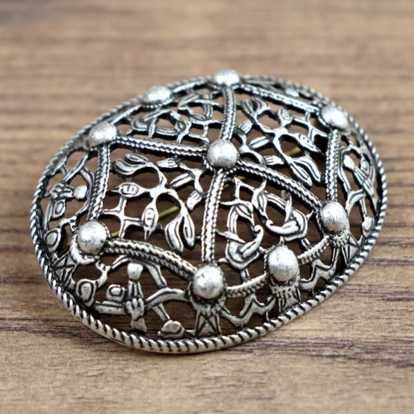 Wikinger ovale Brosche, Schalenfibel "Hände und Halbkugeln" - Mattsilbern