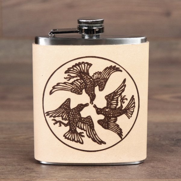 Hip flask with leather cover, motif "3 Ravens"