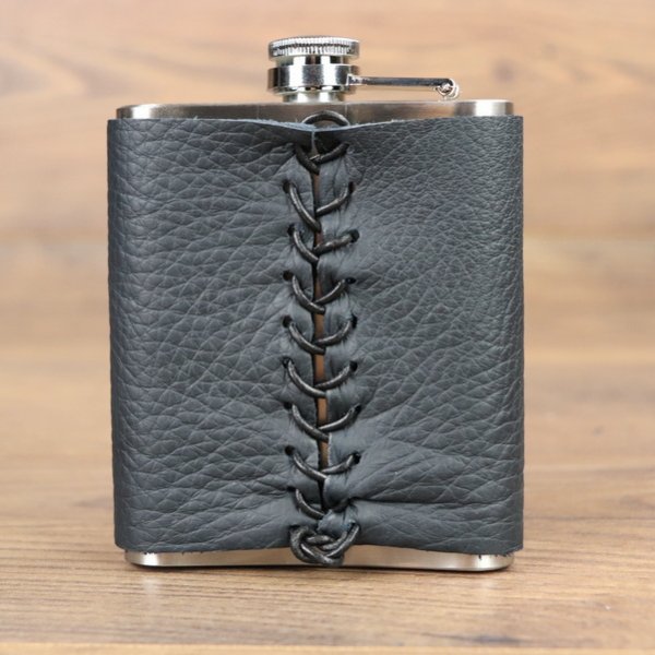 Flachmann mit Ledermantel, Motiv "Mjölnir auf Schwarz"