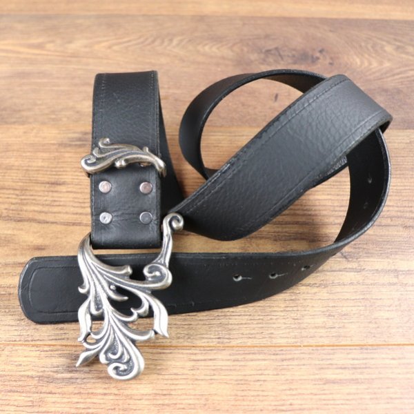 4 x 124 cm - Umfang für 100 - 115 cm, Büffelleder Gürtel - schwarz, mit floralem Ornament Buckle Schnalle AS