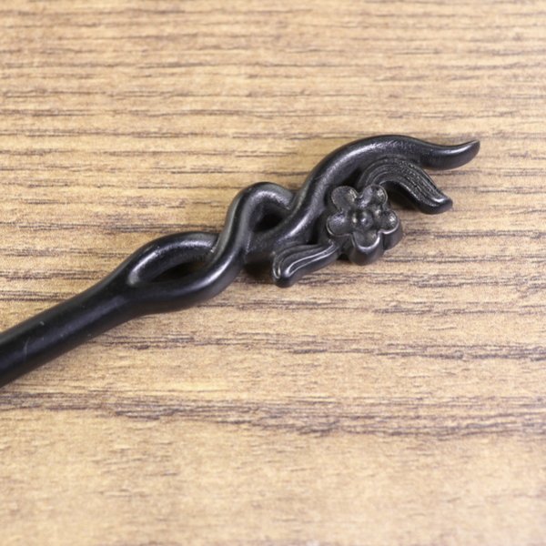 Haarnadel "Ranke mit Blüte", schwarzes Holz