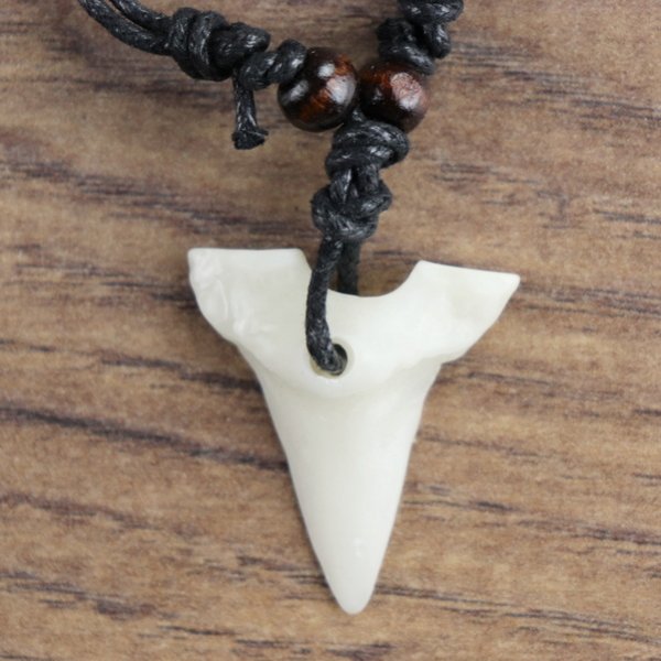 Amulett Haizahn, weiß