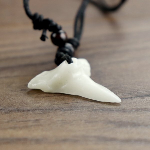 Amulett Haizahn, weiß