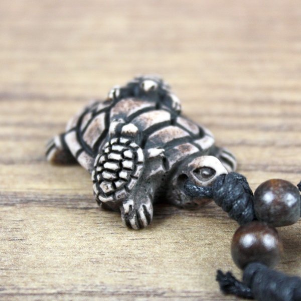 Amulett Schildkröte mit Baby, braun-weiß