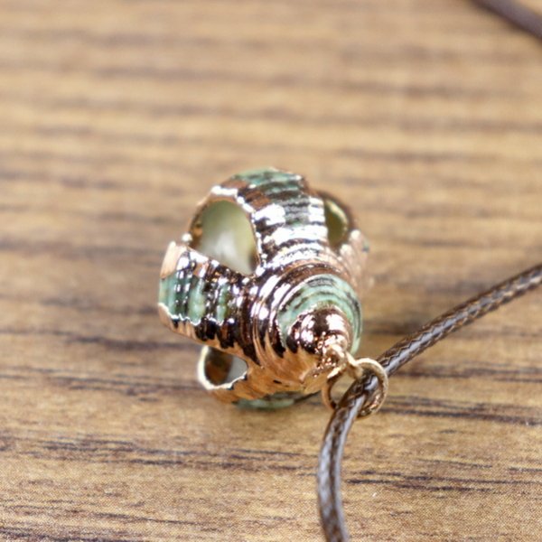 "Muschelkette", Schnecken Gehäuse, türkis mit goldener Farbe