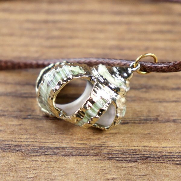 "Muschelkette", Schnecken Gehäuse, türkis mit goldener Farbe