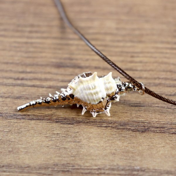 "Muschelkette", Stachelschnecken Gehäuse mit goldener Farbe