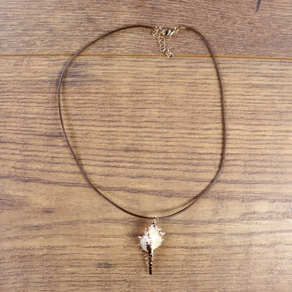 "Muschelkette", Stachelschnecken Gehäuse mit goldener Farbe