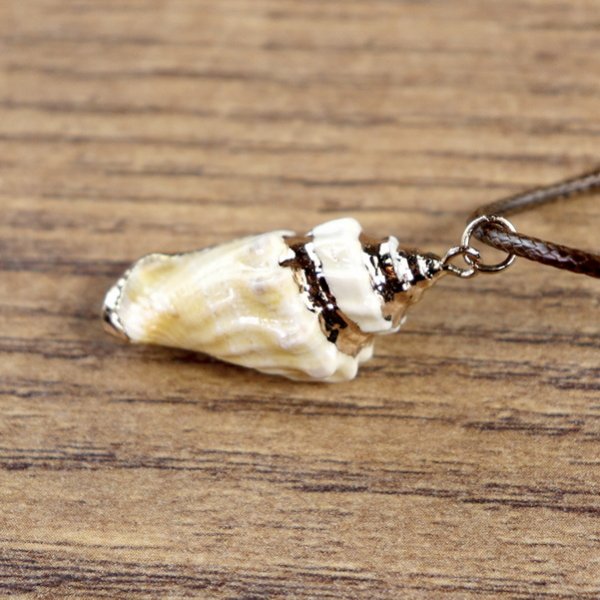 "Muschelkette", Veränderliche Flügelschnecken Gehäuse mit goldener Farbe