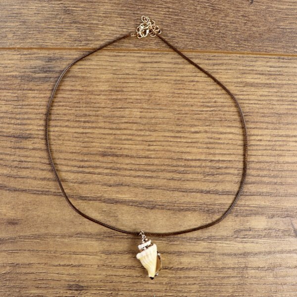 "Muschelkette", Veränderliche Flügelschnecken Gehäuse mit goldener Farbe