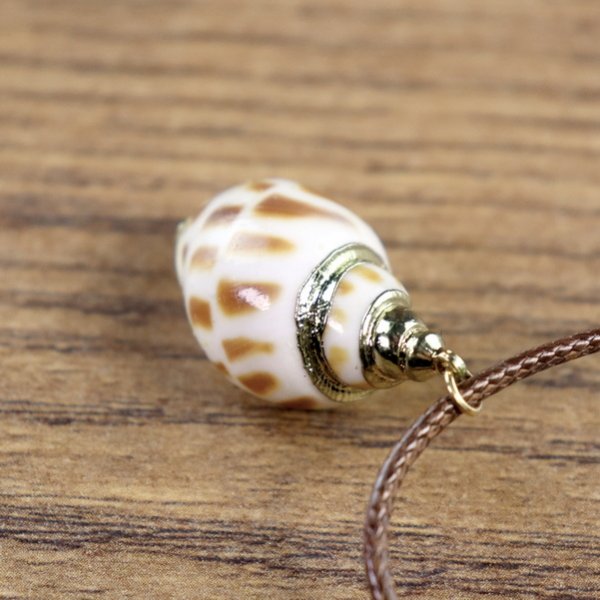 "Muschelkette", Wellhornschnecken Gehäuse mit goldener Farbe